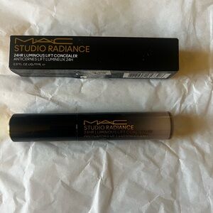 Mac Radiance Concealer in NW10